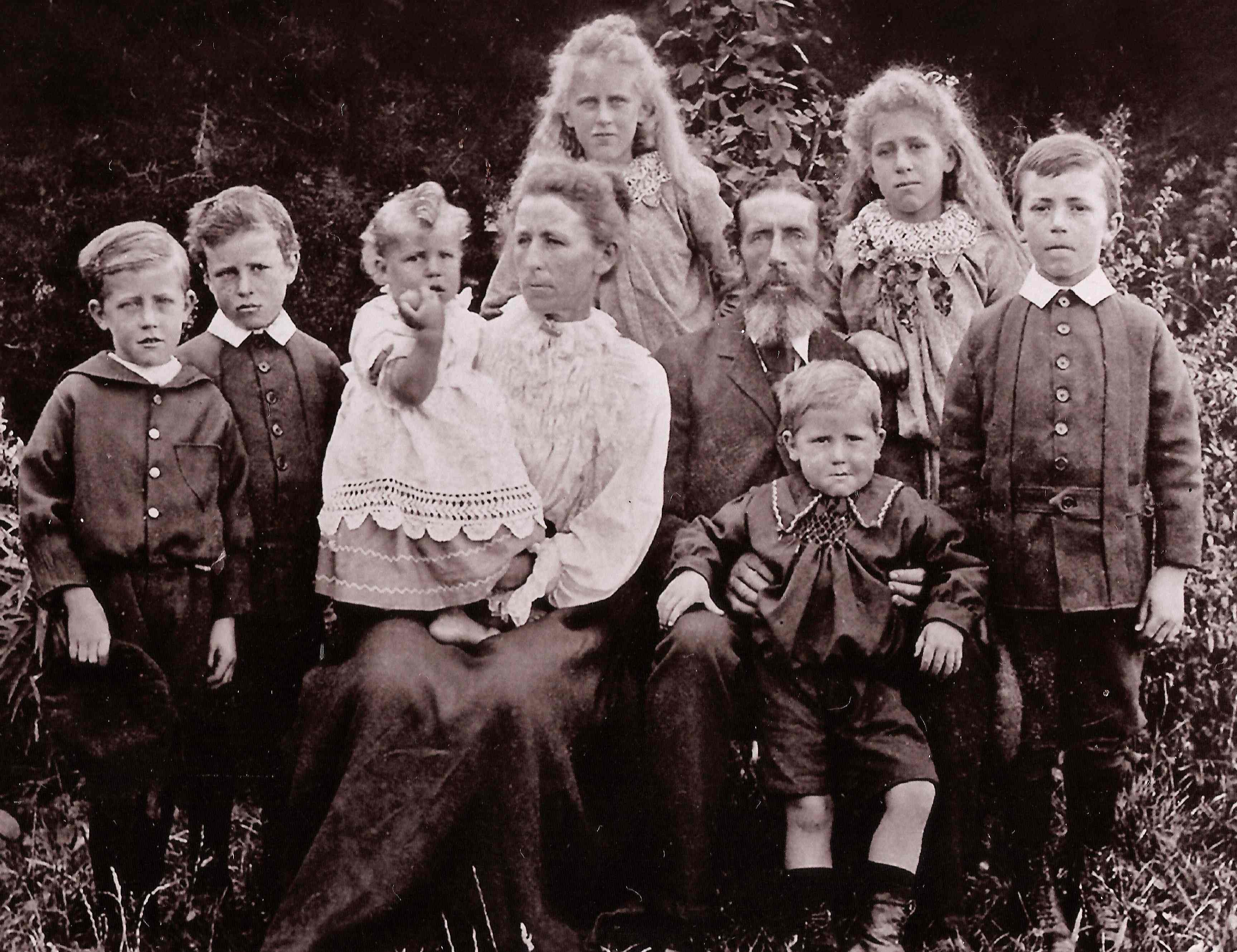 John & Elisabeth Dearlove and their children. Around 1900,