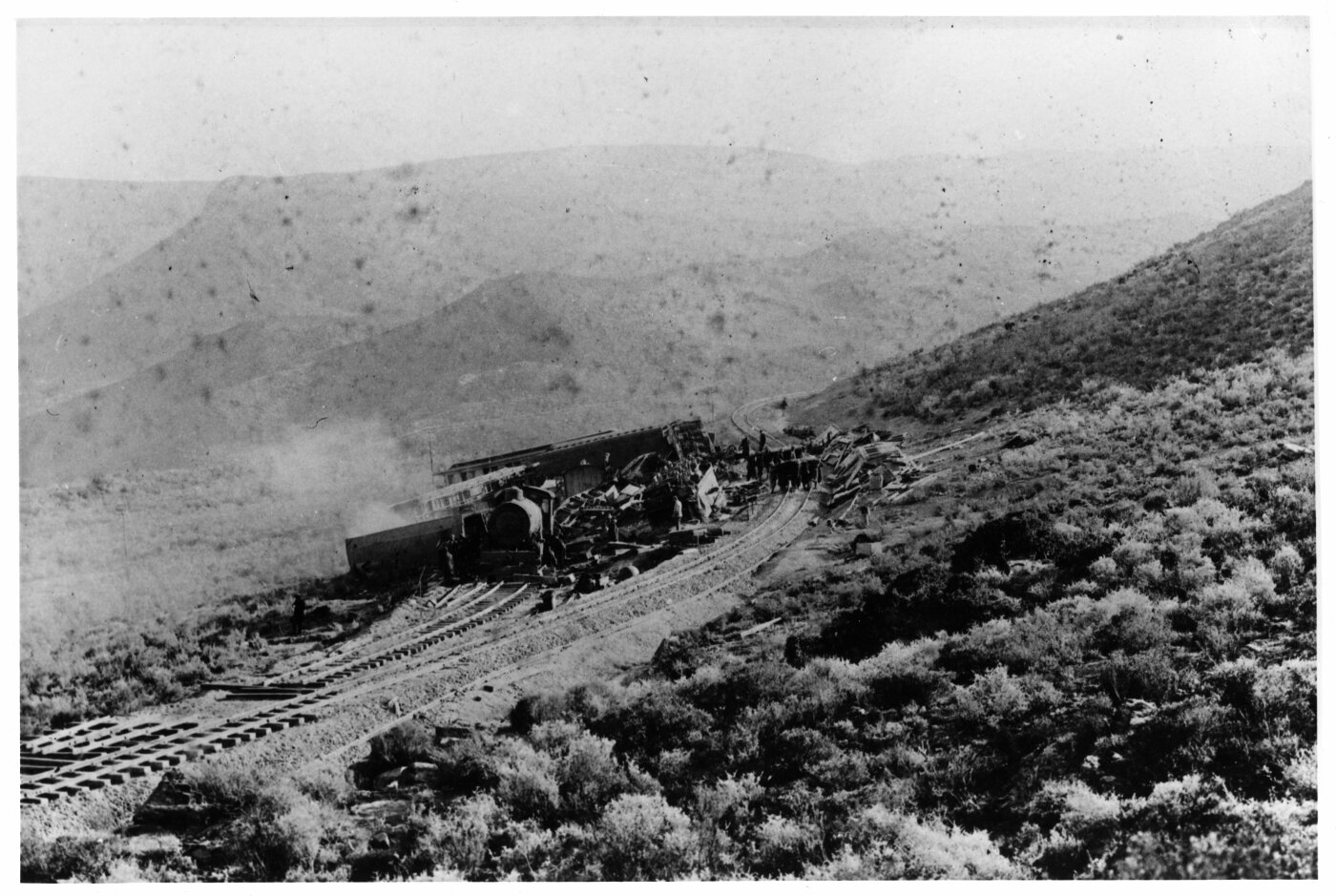 Hex River Pass, 10 September 1914. Train accident in which eight troops were killed and 96 injured..